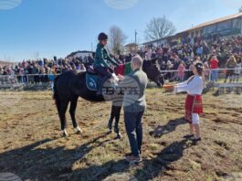 Младият жокей Катерина Янчева и кобилата Алегра спечелиха 35-ия конкурс за най-гиздав кон в Арбанаси