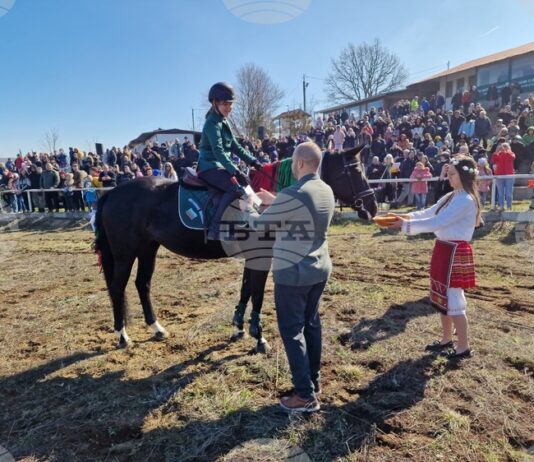 Младият жокей Катерина Янчева и кобилата Алегра спечелиха 35-ия конкурс за най-гиздав кон в Арбанаси