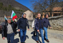 Лидерът на „Възраждане“ Костадин Костадинов оглави поход в памет на жертвите от атентата на гара Буново