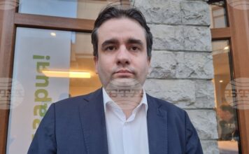 Честите смени на членове на секционни избирателни комисии до последния момент са сериозен проблем за изборния процес, каза Божидар Божанов