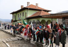 С питка и развети знамена в Якоруда беше посрещната Родопската теснолинейка