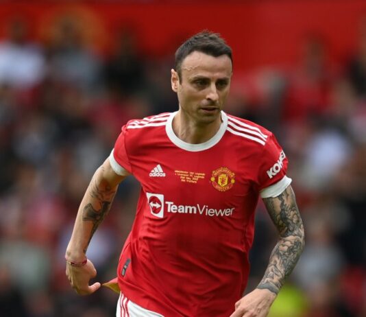 Бербатов се завърна за Манчесър Юнайтед – пропусна дузпа, но направи асистенция