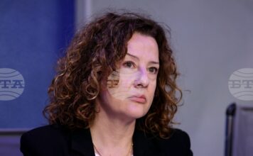 Кризисният щаб работи денонощно и поема целия поток от обаждания и сигнали, каза Ирена Димитрова от ситуационния център на МВнР