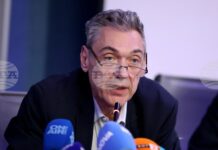 Министерството на външните работи е в контакт с българските посланици в региона на Близкия изток, съобщи Петко Дойков от Кризисния щаб