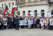 С тържество, сценична програма, поднасяне на цветя и концерт в Лом отбелязаха националния празник