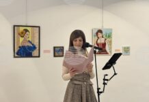 В Самоков маникюристката Илиана Пенева подреди благотворителна изложба с творби, създадени с техники и материали от маникюра