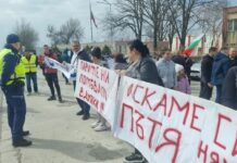 Граждани се събраха на протест с искане за цялостен и качествен ремонт на пътя между Бургас и Каблешково