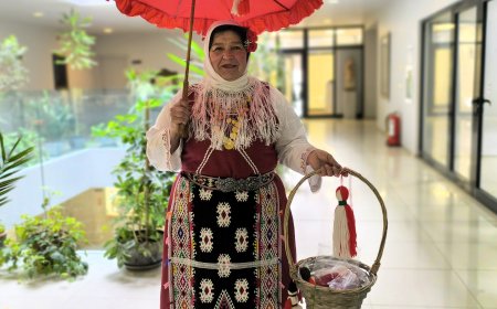 Пенсионери закичиха с червено-белите символи на пролетта ръководство и служители в Община Каварна