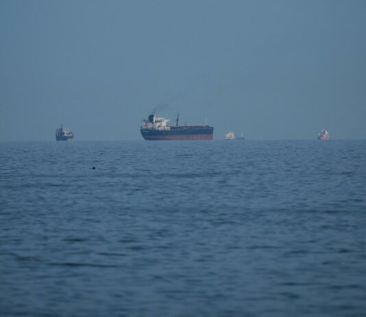 ТАСС: Иран ще допуска не повече от 15 кораба на ден през Ормузкия проток.