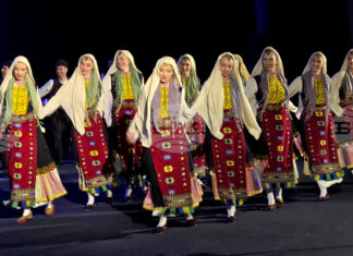 Деца от Враца подариха 75 рисунки за юбилейния спектакъл, с който Държавният фолклорен ансамбъл „Филип Кутев“ отбелязва 75-годишнината си