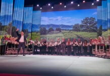 Чрез слово, музика и танц артистите от Капанския ансамбъл разказаха, че имането не е в златото, а в любовта, приятелството и чистата съвест