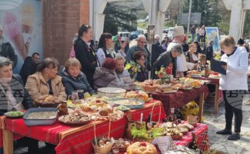 Самодейци подредиха празнични трапези в конкурса „Червен, червен Великден“ в радомирското село Извор