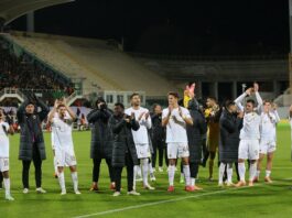 Български национал гледа от пейката как отборът му крачи към титлата на Гърция