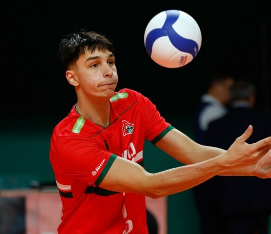 Силен Симеон Николов при важна победа на Локомотив Новосибирск на Пламен Константинов