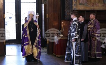 На днешния ден да се поклоним пред Кръста и да приемем от сърце жертвата, която Господ направи за нас, каза патриарх Даниил