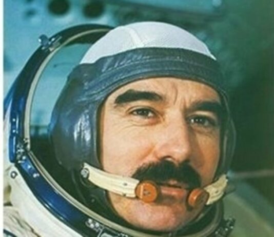 Нека Луната стане наш втори дом