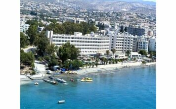 Двама загинаха при частично рухване на сграда в Кипър