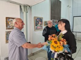 Разградският художник Данаил Цонев представя свят от цветове, форми и емоции в изложбата „Цветни импресии“