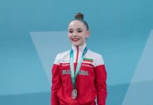 Шампионски сълзи и емоцията да пееш химна у дома с цялата зала (видео)