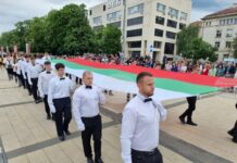 Над 3000 ученици и учители се включиха в празничното шествие по повод 24 май в Перник
