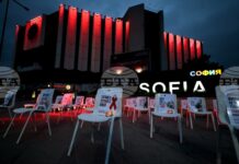 Националният дворец на културата беше осветен в червено в подкрепа на живеещите с ХИВ в България