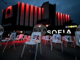 Националният дворец на културата беше осветен в червено в подкрепа на живеещите с ХИВ в България