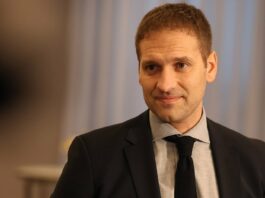 Кирил Десподов “подари” Стилиян Петров на децата в родния си град