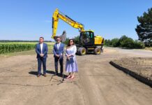 Областният управител присъства на първа копка на ремонта на два пътя от третокласна републиканска мрежа в община Генерал Тошево