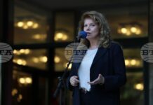 В тези тревожни дни има едно вълшебно пространство, наречено театрална сцена, каза президентът Илияна Йотова при откриването на театралния фестивал в Разлог