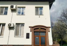 Пиян налетя на полицаи пред Спешна помощ в Карлово, нарече ги „боклуци“