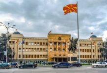 Историята е учителка, не може да е прислужница