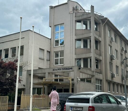 Трима охранители държаха на земята буйстващ клиент на казино в Пловдив, псува и заплашва полицаи