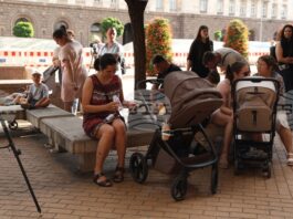 Приключи протестът на родителите под надслов „Майчинството не е милостиня“ пред Министерския съвет