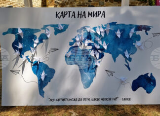 Карта на света с хартиени жерави събира послания за мир на фестивала „Хисарлъка Experience“