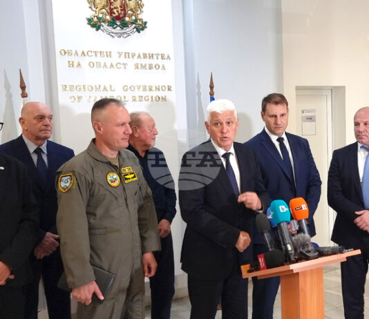 България не е мишена, няма и да бъде, каза Димитър Стоянов след среща с кметове от Ямболско по повод разполагането на американски самолети на авиобаза „Безмер“