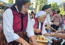 Вкусни бански гозби демонстрират местни жени в културните вечери „Традиции и изкуство“ в планинския град