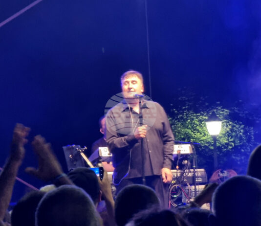 Веселин Маринов изнесе концерт на плажа в Албена като част от юбилейното си турне
