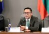 Правителството не се е отказало от ограничаването на високите възнаграждения в бордовете на директорите на публичните предприятия, каза вицепремиерът Пулев