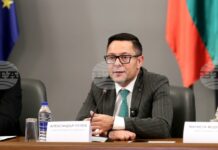 Правителството не се е отказало от ограничаването на високите възнаграждения в бордовете на директорите на публичните предприятия, каза вицепремиерът Пулев