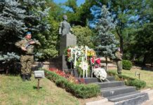 С поклонение, венци и цветя Пловдив отбеляза 189 г. от рождението на Левски (Снимки)