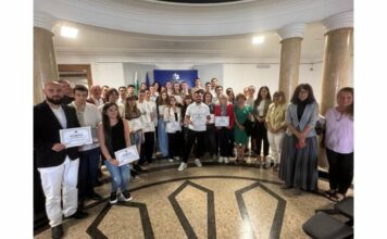 Рекордните 152 ученици завършиха с отличен успех програмата на МОН за ИТ умения