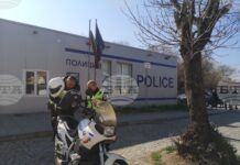 Задържан е 22-годишен младеж от Пловдив, заснет от очевидец да шофира лек автомобил, докато вдишва райски газ, съобщи МВР