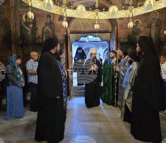 В Троянския манастир започна всенощно бдение за храмовия празник на чудотворната икона на Пресвета Богородица „Троеручица“