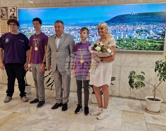 Шуменските информатици Борислав Бобев и Александър Вълчев ще участват през септември в Балканската младежка олимпиада по информатика в Босна
