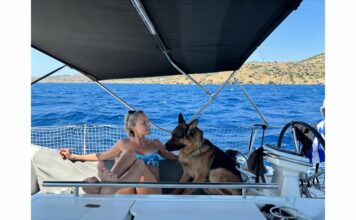 Койна Русева и Невена Бозукова на яхта в открито море