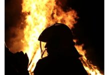 Двама загинаха при голям пожар на остров Саламин, евакуират хора и с ферибот