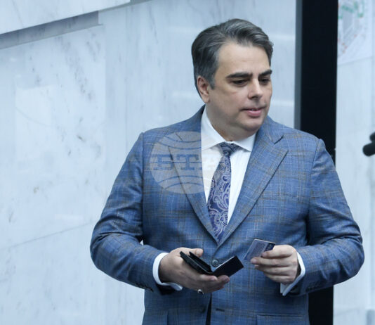 Внасяме законопроект, според който ще се разреши таксита да се движат в бус ленти, каза председателят на ПП Асен Василев