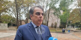 Отмяната на формулата за минималната работна заплата създава риск от по-ниски доходи, каза Асен Василев в Добрич