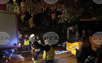 Ученици от Гулянци благодариха с музикален поздрав на полицаи и пожарникари, помогнали при инцидент с автобуса им в Плевен