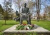 Предлагат паметникът на Христо Фотев в Бургас да бъде допълнен с фигура на неговата муза